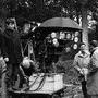 Jean Rabier, de 3/4 dos à droite, Claude Zidi et Paul Bonis, debout sur le travelling, sur le tournage du "Bonheur", d'Agnès Varda, (…) 