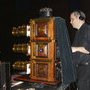 Laurent Mannoni actionne une lanterne Riley - Lors de son spectacle de lanterne magique à la Cinémathèque française Photo Stéphane Dobrowski 