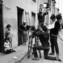 Agnès Varda, à l'œilleton de la Debrie Parvo, et Jeanne Vilardebo sur le tournage de "La Pointe courte" 