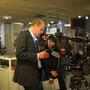 Stephan Schenk (Arri) et une visiteuse au côté de l'Arri Alexa Studio - Photo Pauline Maillet pour l'AFC 