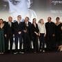 Darius Khondji, au centre, reçoit l'Hommage Pierre Angénieux 2022 - De g. à d. : Guillaume Canet (acteur, réalisateur), Evelin van Rei (…) 