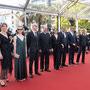 Sur le tapis rouge avant la montée des marches - De g. à d. : Séverine Serrano, Evelin van Rei, Philippe Parreno, Emmanuel Sprauel, Amira Casar, (…) 