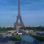 La grue de 45 T dans le perspective de la Tour Eiffel - Photo Bruno Calvo 