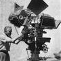 Eddie Phillips mettant une optique sur la caméra, un corps de Mitchell FC 65 mm blimpée et accessoirisée par Panavision 