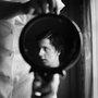 Vivian Maier, "Sans lieu, 1955" - Tirage argentique, 2014 © Estate of Vivian Maier, Courtesy of Maloof Collection and Howard Greenberg (…) 