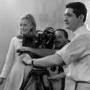 Catherine Deneuve, Jean Rabier, à l'œilleton du Caméflex, et Jacques Demy - Sur le tournage des Parapluies de Cherbourg en 1963 - Photo Leo (...) 