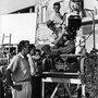 Joseph Losey, debout, et Henri Alekan, mesurant la lumière, sur le tournage d'"Un homme à détruire", en 1952 - Photo Maanuelli (...) 