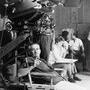 Wiiliam Wyler, sous la caméra, pendant le tournage en studio de "Ben Hur" 