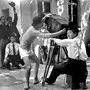 Tournage au Debrie 300 dans la cour de "Vaugirard", en 1953 - Au cadre, Jean Lavie, assisté de Pierre Lhomme, derrière eux accroupi, Yann (...) 