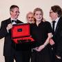 Pierre Andurand remet à Vilmos Zsigmond un zoom anamorphique 56-152 mm en présence de Catherine Deneuve et Jerry Schatzberg - Photo Pauline Maillet 
