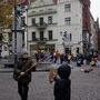 Scène de rue à Toruń, sous l'œil vigilant de Nicolaus Copernic - Photo Jean-Noël Ferragut 