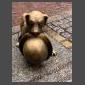 Chien au chapeau melon dans une rue de Toruń