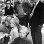 Sur le tournage de "Paris mon copain", de Pierre Lhomme, en 1954 - Charles Bitsch, debout au centre, François Truffaut, à droite, et (...) 