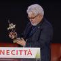 Mustapha Barat s'appêtant à remettre une statuette à Luciano Tovoli en son honneur - Capture d'écran 