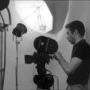 Tournage de "Trans-Europ-Express", lumière indirecte dans parapluie et Jean Orjollet, assistant opérateur - Archives Willy Kurant 