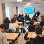 Nathalie Durand, AFC, face à une classe de l'atelier cinéma du collège Alain, à Saint-Fons - Photo Eric Loscos 