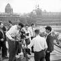 Sur le toit du théâtre Sarah Bernard pendant le tournage de "Paris nous appartient", en 1961 - Jacques Rivette, à l'œilleton du (...) 