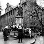 Photo souvenir sous la statue de Nicolaus Copernic - Photo Jean-Marie Dreujou 