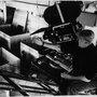 Jacques Tati et une caméra Mitchell 70 mm sur un travelling en pente sur "PayTime" - Livre Tati parle - Document Taschen 