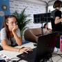 Élève BTS montage au travail pendant un entretien avec Diane Plas - Photo Jean-Noël Ferragut 