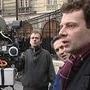 Philippe Renaut, près de la caméra, "le regard rivé" sur Denis Podalydès pendant le tournage de "Laissez-passer" 