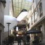 La cour d'entrée de La fémis à la tombée du jour - Le nez du dirigeable Soulcam et le ballon éclairant Hybrid Tube 16.80 d'Airstar Photo AFC (...) 