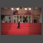 Coup d'aspirateur sur le tapis rouge des marches