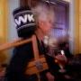 Christopher Doyle, fauteuil Hawk à l'épaule et verre en main, question : le photographe aurait-il abusé de la vodka ? - Photo Jean-Noël Ferragut 
