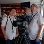 Deux festivaliers intéressés par la Sony Venice et l'optique Zeiss Supreme - Photo Jean-Noël Ferragut 