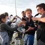 Guillaume Deffontaines, de face, et ses assistants préparant la pose d'un filtre - Photo Roger Arpagou 