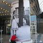 A genoux sous les jupes des filles - Photo JN Ferragut - AFC 