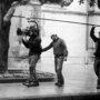 Samuel Benchetrit, sous le parapluie, Laurent Chalet, caméra à l'épaule, Bruno Rivière et François Boudet, à la perche - Sur le tournage de Un (...) 