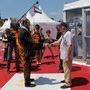 Rémy Julienne saluant un cascadeur sur le pavillon de la CST, au Festival de Cannes en 2012 - Photo François Cana / CST 