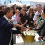 Laurent Hébert sert le champagne - Photo François Cana 