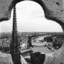 Vivian Maier, "Notre-Dame de Paris, 6 septembre 1959" - Tirage argentique, 2020 © Estate of Vivian Maier, Courtesy of Maloof Collection (…) 