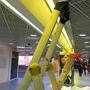 Escabeaux et niveaux à bulle, intérieur jour, lumière jaune fluo - Photo JN Ferragut 