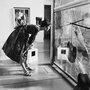 Modèle devant la partie basse du "Grand verre" (1915-1923), de Marcel Duchamp, exposé au Philadelphia Museum of Art, en 1954 - DR 
