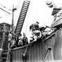 Charlton Heston et Jack Hawkins, à gauche, et William Wyler, assis de dos sur la grue à côté de la caméra, pendant le tournage d'une scène de (…) 