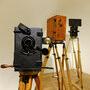 Trois des premières caméras 35 mm Pathé - De g. à dr. : caméra professionnelle portative Pathé (1913), caméra Pathé 1er modèle (1905), caméra (…) 