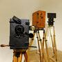 Trois des premières caméras 35 mm Pathé - De g. à dr. : caméra professionnelle portative Pathé (1913), caméra Pathé 1er modèle (1905), caméra (...) 