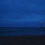 Un point rouge dans la nuit, la plage - Photo Cyrille Hubert 
