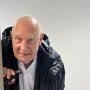 Palais du Festival - Mercredi 15 mai - 10h23 | Photo Agnès Godard, AFC - « Raymond Depardon passe la tête dans l'encadrement de la porte du (…) 