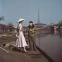 Un mannequin habillé en Dior sur les quais de la Seine, Paris, 1948 - © Robert Capa – International Center of Photography, New York / Magnum Photos 