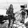 "Waterworld", 1995 - Dean Semler, à droite, manie un panneau réflecteur sur le tournage du film de Kevin Reynolds avec Kevin Costner (...) 