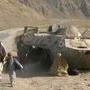 Sur le pont, le tank sert de refuge contre le soleil 