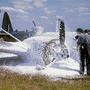 Un avion accidenté arrosé de produits chimiques après son atterrissage sur le ventre au retour d'un raid au-dessus de la France occupée, (...) 