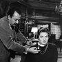 Albert Schimel mesure la lumière sur le visage d'Ingrid Bergman - Emission de François Chalais Cinépanorama (1960) - Photo Daniel Fallot (INA) 