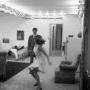 « D'où l'idée de faire un éclairage avec des lumières au plafond. » (Raoul Coutard) - Tournage de Pierrot le fou - photo Georges Pierre 
