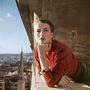 L'actrice et mannequin française Capucine sur un balcon, Rome, Italie, août 1951 - © Robert Capa – International Center of Photography, New (…) 