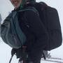 Rémy Chevrin, équipé d'un sac ventral, de survie, et dorsal, contenant une caméra équipée 